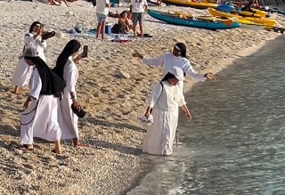 Sirolo - Suore con i piedi a mollo nella spiaggia delle Due Sorelle